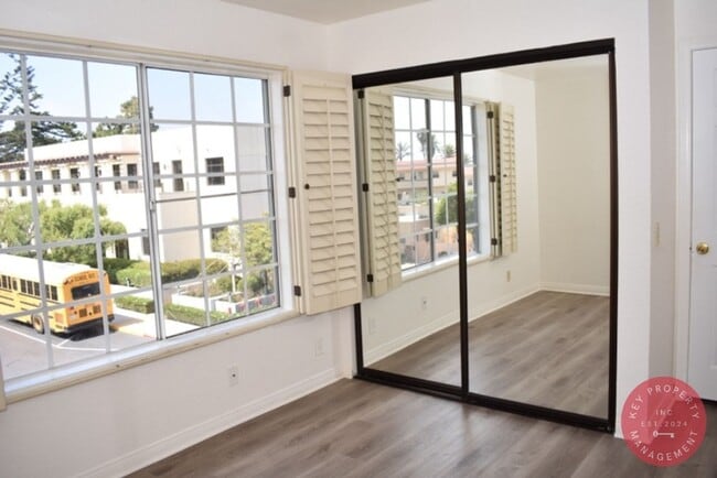 Building Photo - Charming 3-Bedroom Condo in the Heart of L...