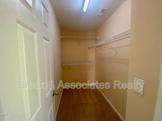 Building Photo - 804 Roni Ct