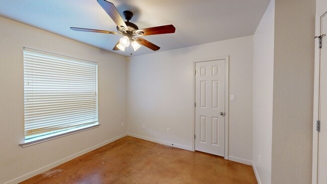 Building Photo - 3 BEDROOM, 2 BATH, 2 CAR GARAGE DUPLEX!!!