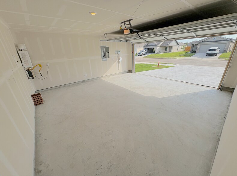 Building Photo - 15020 Reyes Rd