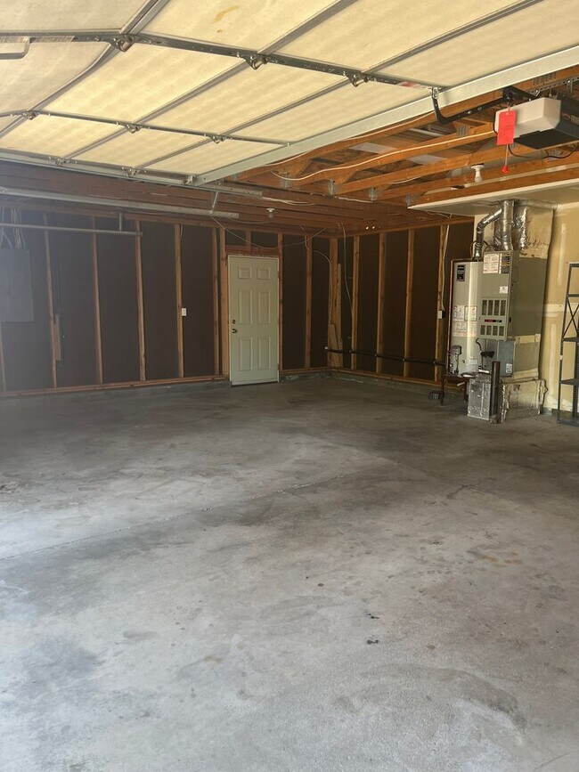 Building Photo - Beautiful 4 bedroom 2 bathroom single family house with Fenced backyard and 3 car garage