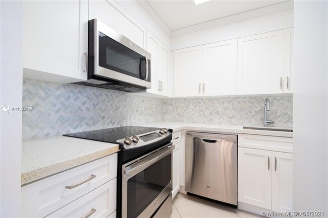 Building Photo - 220 Kings Point Dr