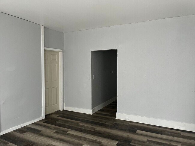 Building Photo - Welcome to the 3 Bedroom Home West Peoria