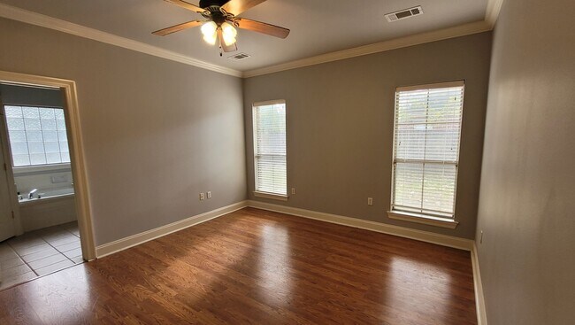 Building Photo - Beautiful 3 bedroom with large fenced yard & conveniently located