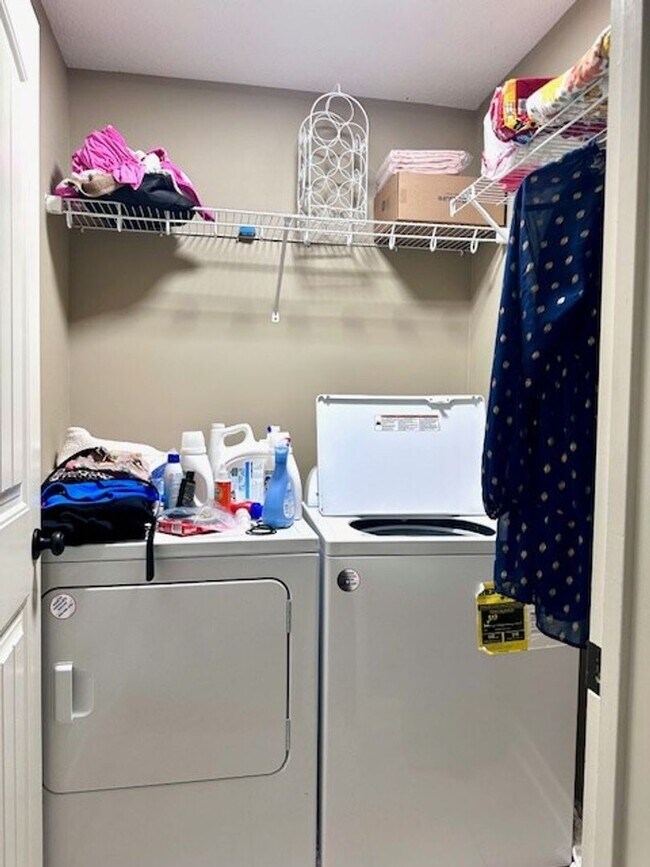 Building Photo - Charming 3BR/2BA Home with Vaulted Wood Ceiling, Island Kitchen & Privacy Fence – Nelson Hill Sub...