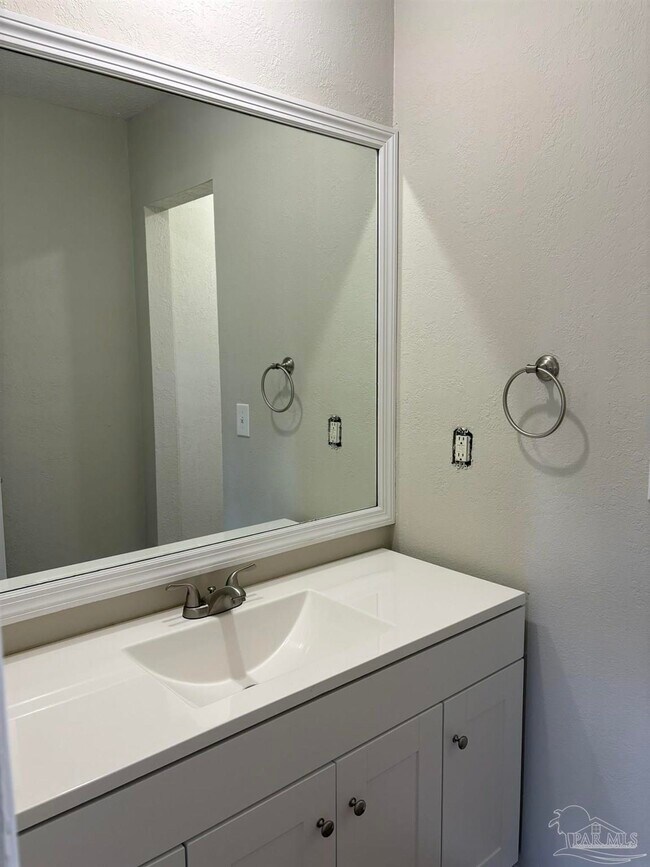 Building Photo - 1824 Iris Ln