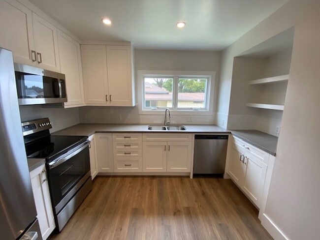 Building Photo - 542 Pine Ave