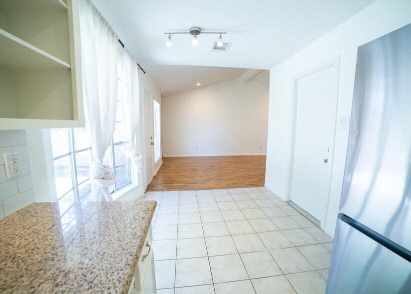 Building Photo - 13602 Fernhill Dr
