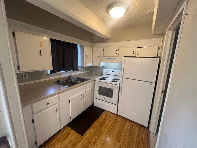 Building Photo - 147 Bradley St