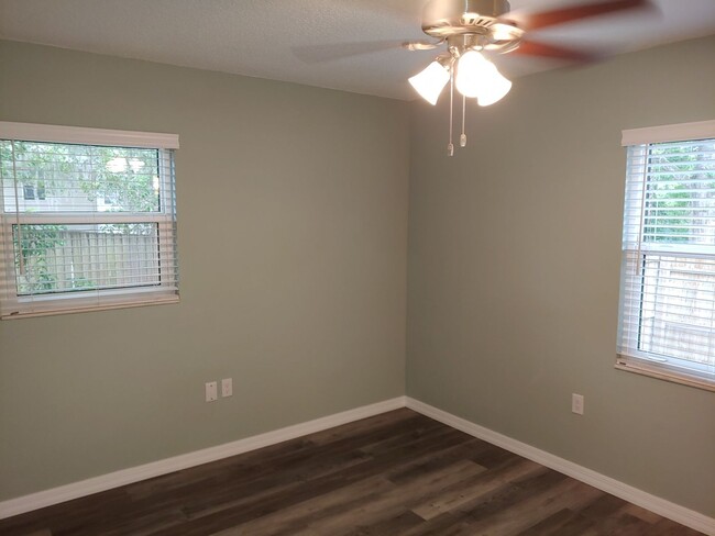 Building Photo - Come enjoy living in this recently renovat...