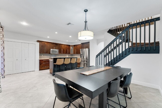 Building Photo - Stunning lakefront townhouse in gated Homestead community.