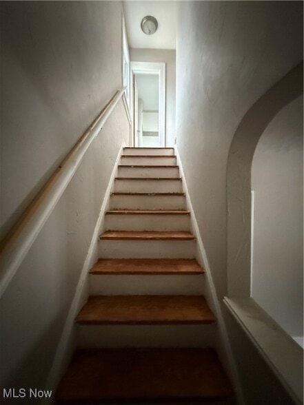 Building Photo - 19600 Pasnow Ave