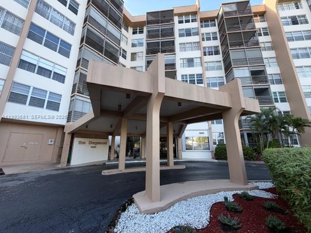 Building Photo - 1100 St Charles Pl