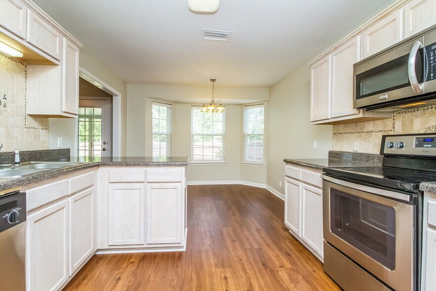 Building Photo - 7113 S Hampton Blvd