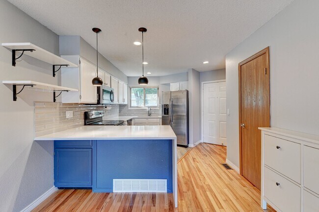 Building Photo - $2,400 - 2-Bed, 1.5-Bath Townhome in Lakewood Updated Throughout, With Garage + AC, Near Bear Cre...