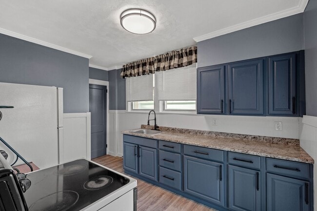 Building Photo - SCORE 1ST MONTH'S RENT FREE IF SIGNED BY APRIL 3! Spacious 3 bedroom home in Mt. Oliver available...