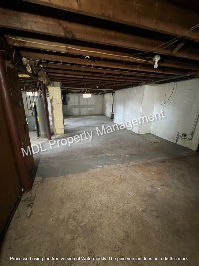 Building Photo - Available NOW! 3 bed 1 bath single family home!