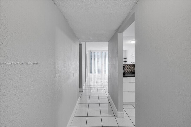 Building Photo - 10000 NW 80th Ct