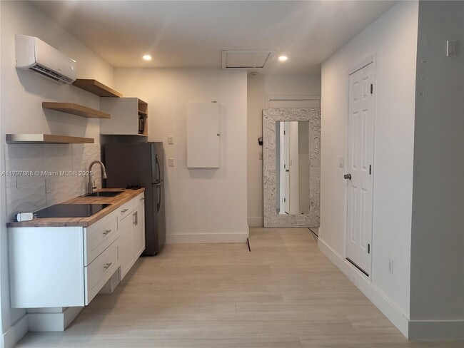 Building Photo - 5512 SW 57th Pl