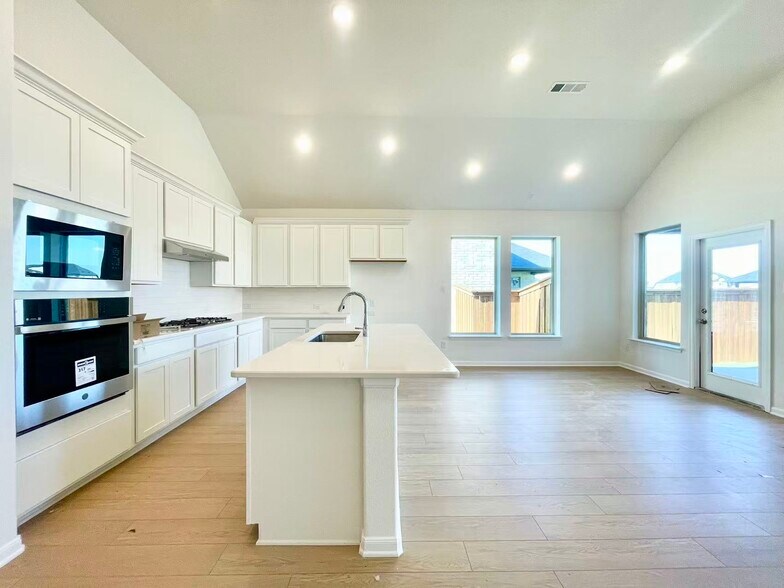 Building Photo - 16205 Garden Dr