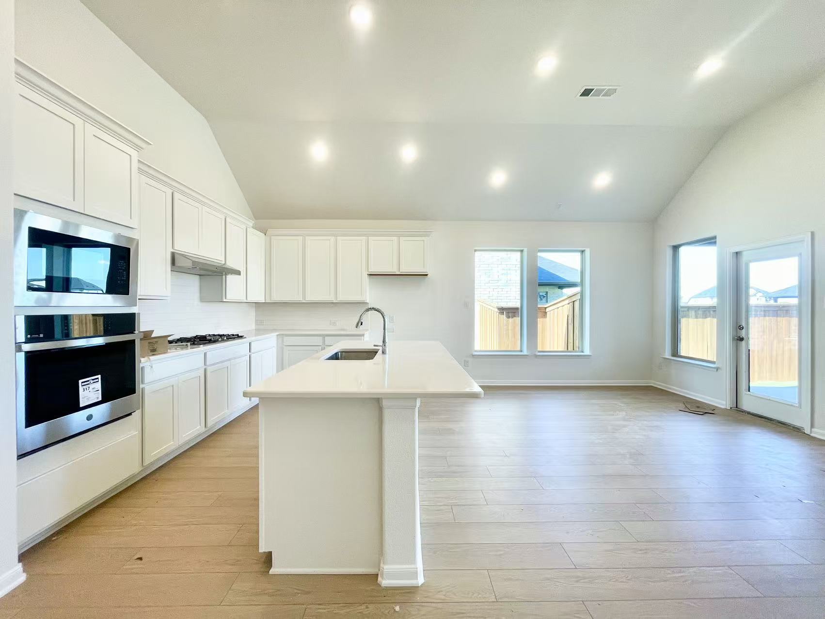 Building Photo - 16205 Garden Dr