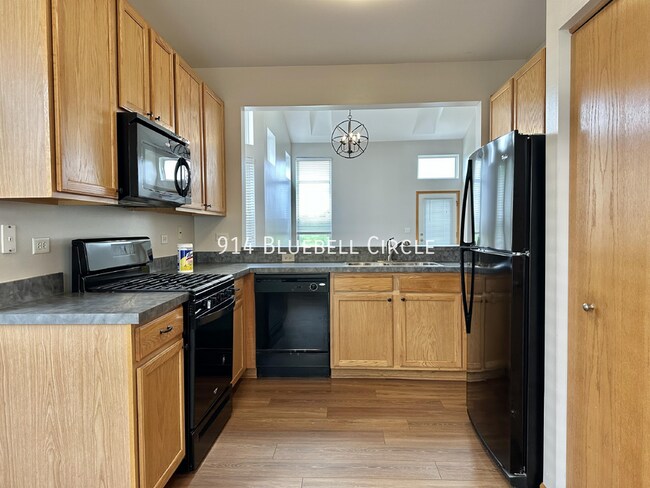 Building Photo - 914 Bluebell Cir