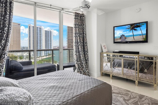 Building Photo - 495 Brickell Ave