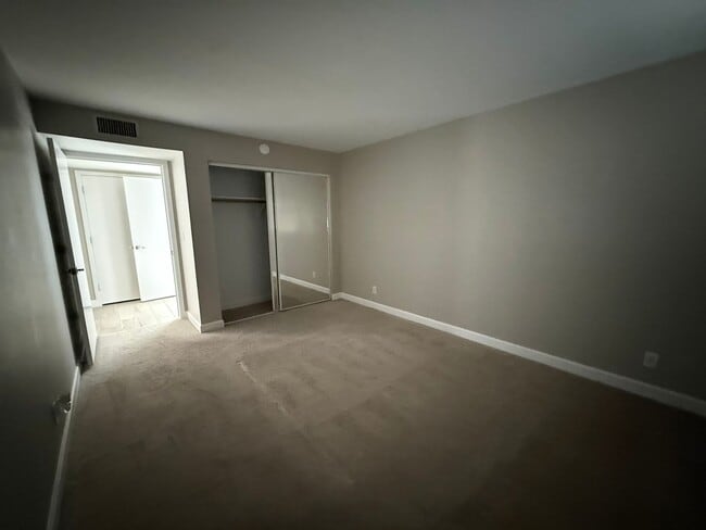 Building Photo - Modern Vintage in Old Town