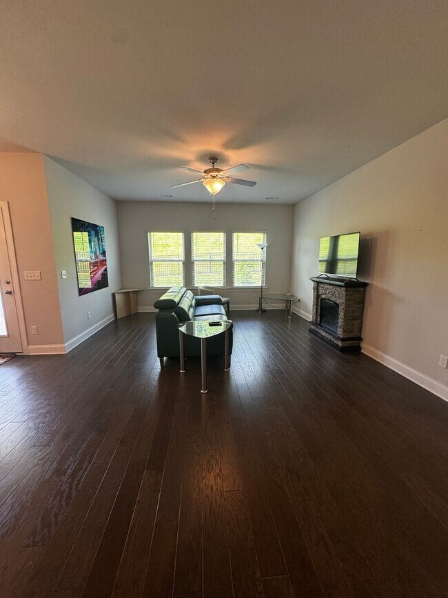 Building Photo - Newly build full furnished 3 bed 2 bath ho...