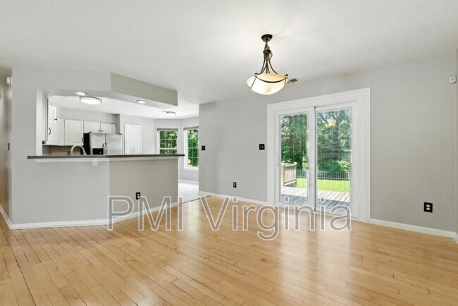 Building Photo - 6811 Dickens Ct E