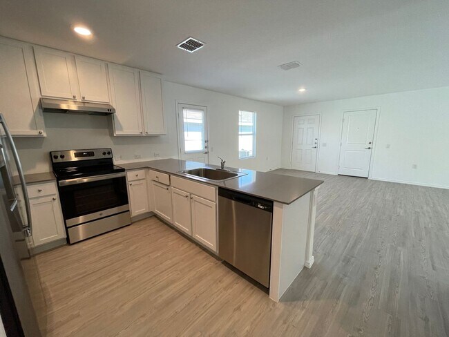 Building Photo - Like-New | 3 bed/2 bath | 1-story | No Carpet | Wonderful Amenities |On Golf Course in Mission De...
