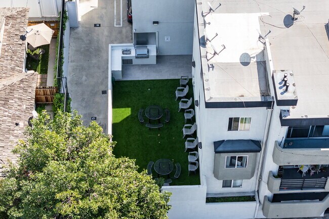 Building Photo - Smartly Designed 2-Bedroom Apartment in Pr...