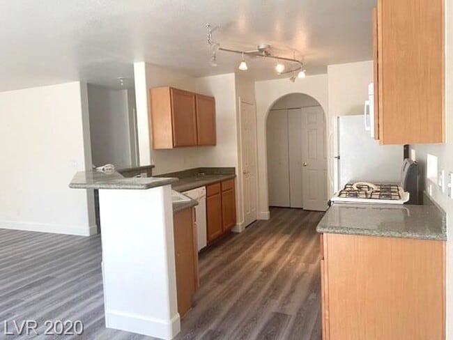 Building Photo - Gorgeous SW Las Vegas 3 beds, 2.5 baths. Luxury vinyl planks throughout.