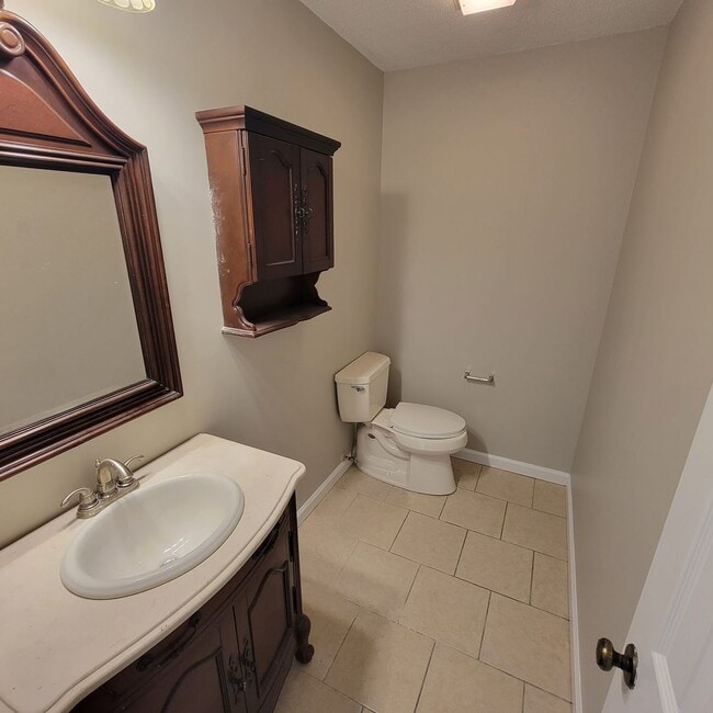 Building Photo - 2/1.5 Townhome-Cookeville City- End Unit