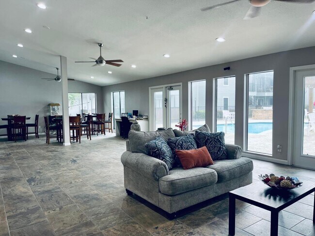 Building Photo - 420 Garland Dr