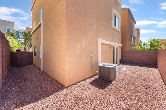 Building Photo - 10529 Headwind Ave