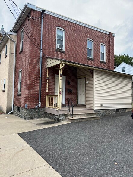 Porch entry - 3 N Walnut St