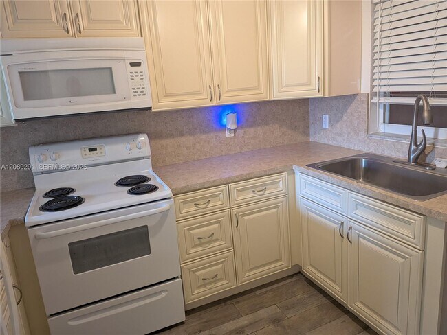 Building Photo - 9471 Evergreen Pl