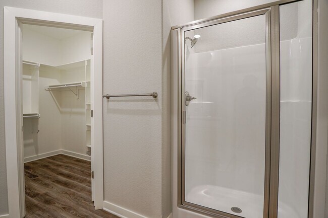 Building Photo - 4 bedroom 3.5 bath home!