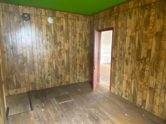 Building Photo - Now Available!! Fixer Upper! - $290 Month / $500 Down