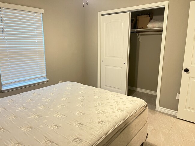 Building Photo - 905 Roadrunner Spur