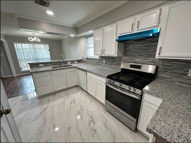 Building Photo - 3023 Mosby Dr