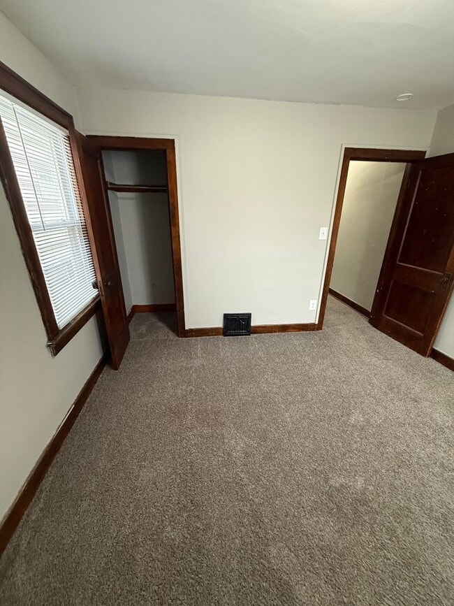 Building Photo - 3B / 1B home with over 1200 square feet!