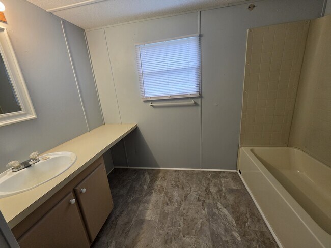 Building Photo - 105 Colonial Ct