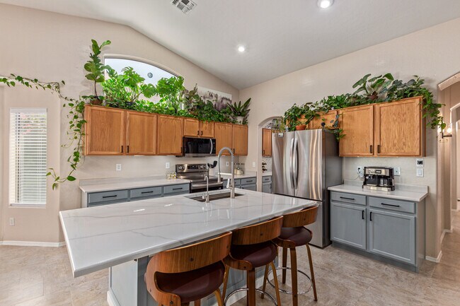 Building Photo - 543 S Wildrose