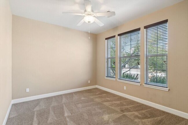 Building Photo - Welcome to this Charming 5 bedroom, 3.5 ba...
