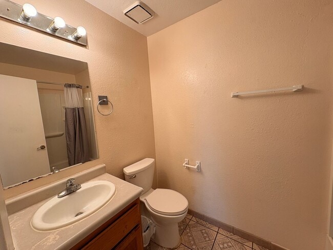 Building Photo - 4 Bed, 2 Bath in Bloomington!