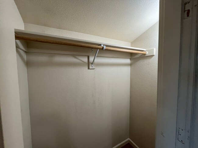 Building Photo - Updated and Bright 3 Bedroom 2 Bath Home in NE Portland (PDX/Columbia River)