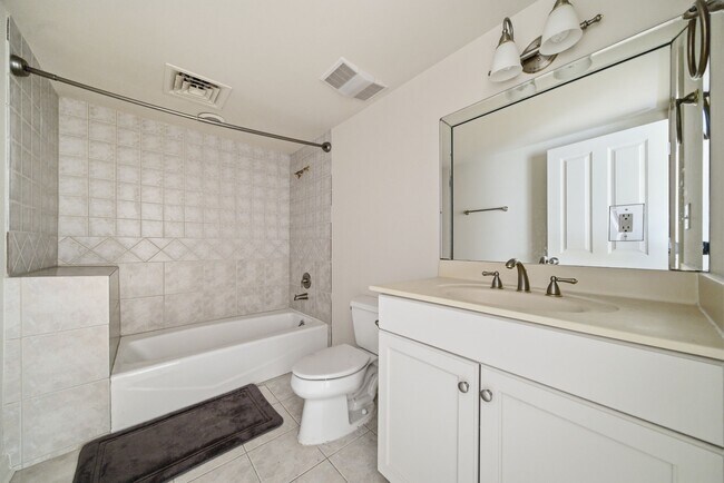 Building Photo - 914 Main St