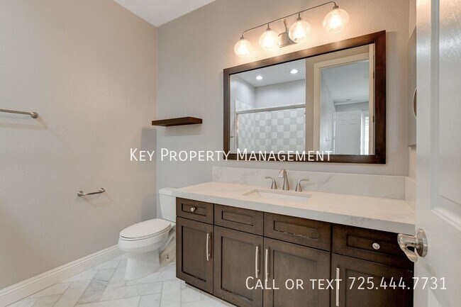 Building Photo - 4 BEDROOM 4.5 BATH MOUNTAINS EDGE REMODELE...